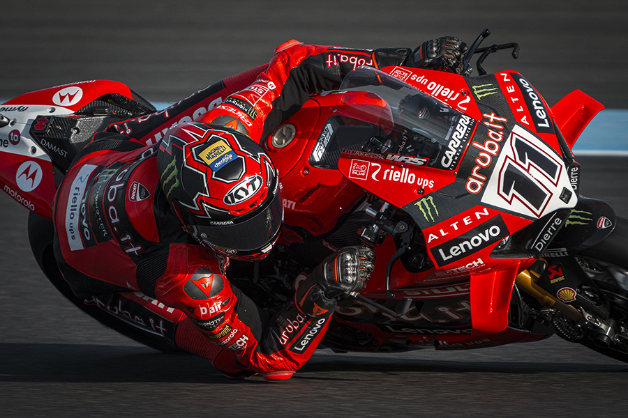 Nicolò Bulega en curva sobre la Ducati Panigale V4R del equipo Aruba.it Racing con casco de Magneti Marelli Checkstar